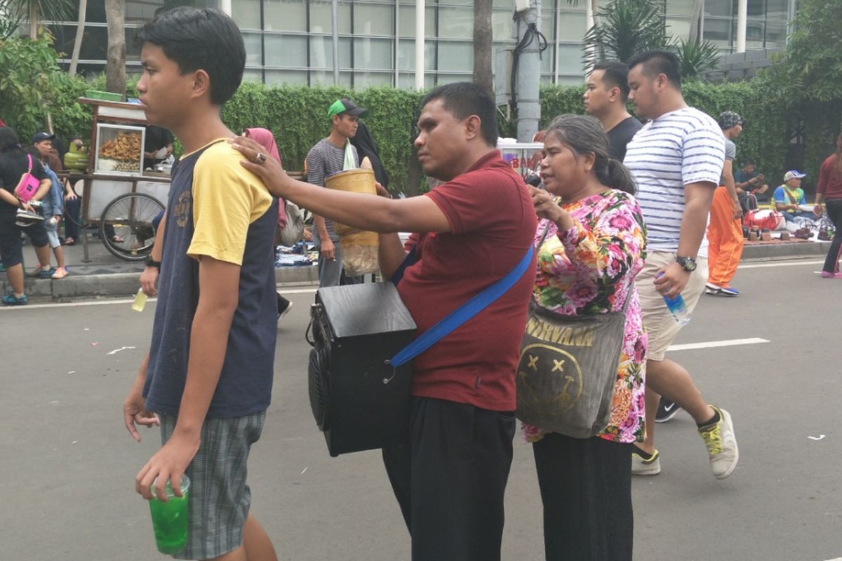 Pengamen tuna netra di CFD Sudirman-Thamrin, Minggu (25/11/2018).