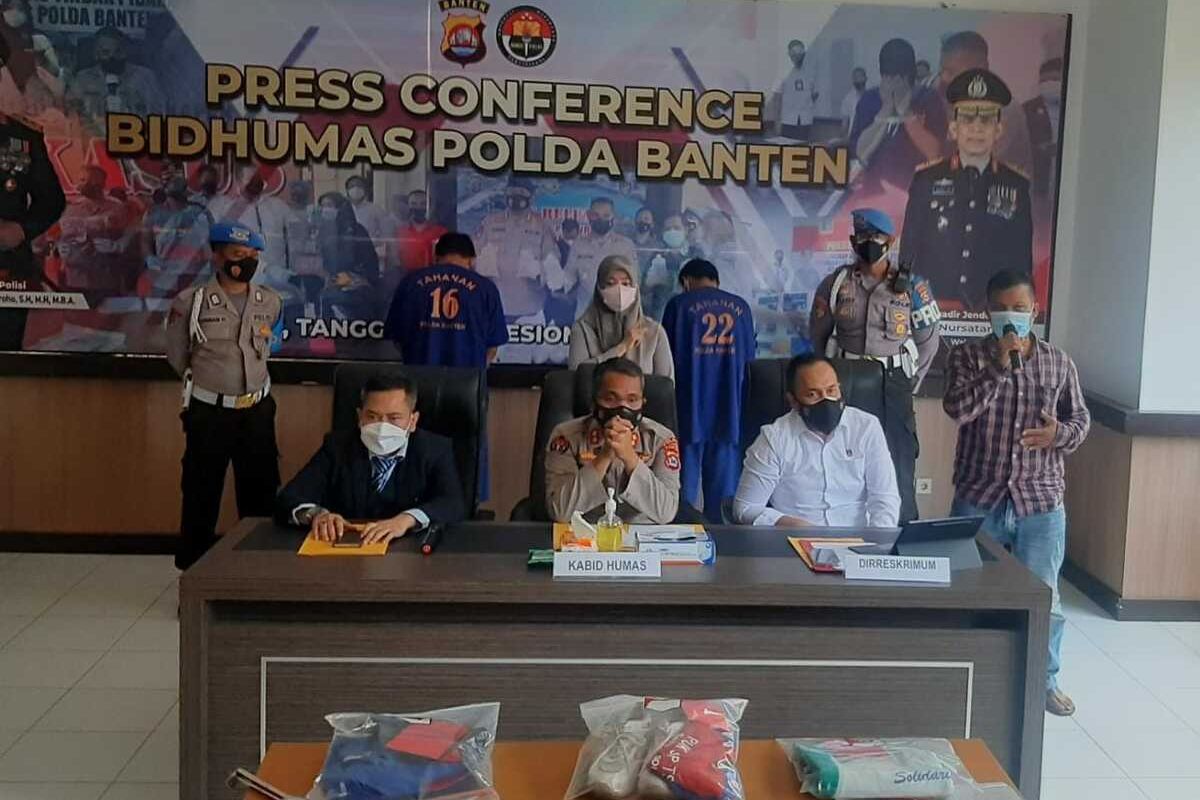 Salah satu tersangka saat menyampaikan permohonan maaf dan penjelasan di Mapolda Banten