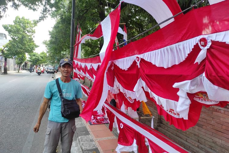 Cerita Dedi, Rela Tempuh 400 Km Lebih untuk Jual Bendera di Kudus