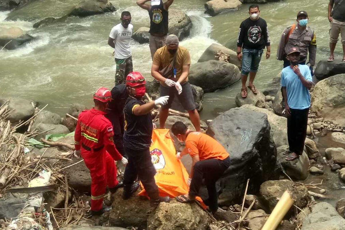 Tim gabungan mengevakuasi jenazah RY (48), wanita asal Bekasi, di Sungai Bolong, Dusun Njurip, Desa Ngasem, Kecamatan Tegalrejo pada Minggu (27/2/2022).