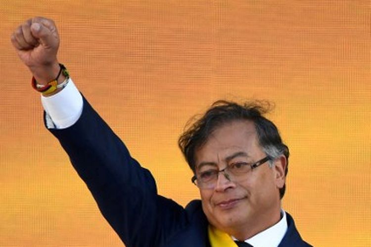 Presiden Kolombia Gustavo Petro memberi isyarat setelah menyampaikan pidato dalam upacara pelantikannya di Bolivar Square di Bogota, pada Minggu (7/8/2022). Gustavo Petro pada hari Minggu mengambil sumpah jabatan sebagai presiden kiri pertama Kolombia, di hadapan ratusan orang. ribuan pada pelantikannya di Bogota. 