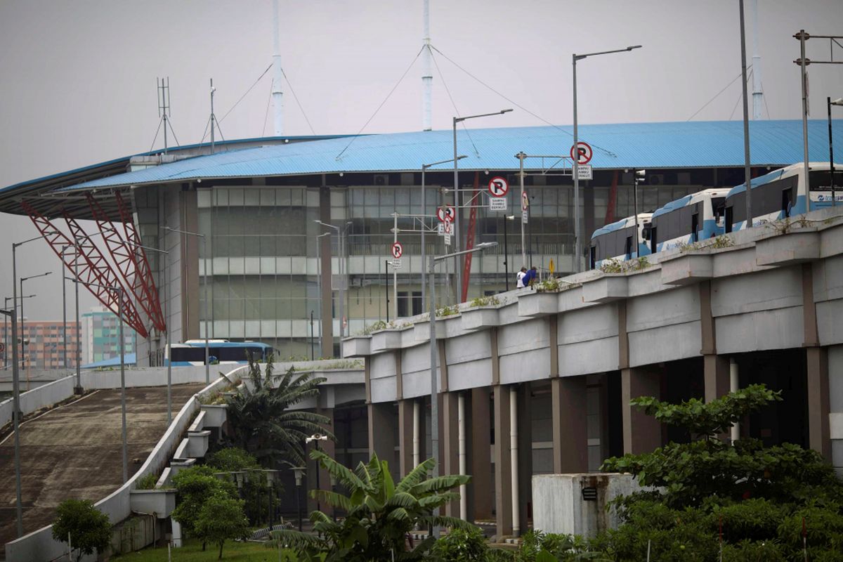 Bus pengumpan transjakarta menunggu jadwal keberangkatan di Terminal Pulogebang, Jakarta Timur, Selasa (31/1/2017). Operasi bus hingga pinggiran diharapkan memberi alternatif angkutan umum yang murah dan nyaman antarkota di Jabodetabek.

Kompas/Agus Susanto (AGS)
31-01-2017 *** Local Caption *** Bus pengumpan transjakarta menunggu jadwal keberangkatan di Terminal Pulogebang, Jakarta Timur, Selasa (31/1). Operasi bus hingga pinggiran diharapkan memberi alternatif angkutan umum yang murah dan nyaman antarkota di Jabodetabek.

Kompas/Agus Susanto (AGS)
31-01-2017