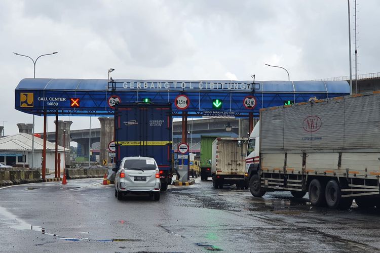 Pantauan Gerbang Tol Cibitung 7 Jalan Tol Jakarta-Cikampek, Sabtu (20/2/2021) pukul 12.00 WIB
