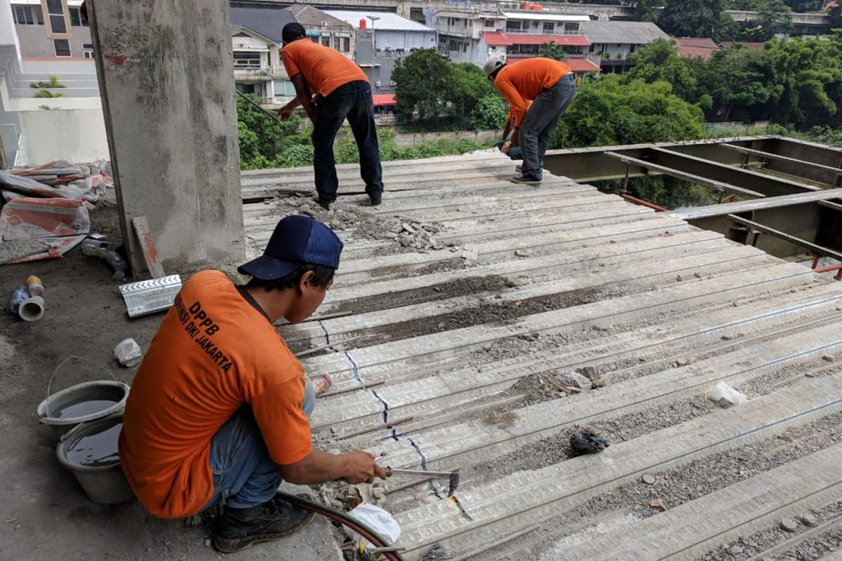 Pembongkaran gedung hotel yang melanggar GSB di Jalan Kemang Raya No. 4 RT 13 RW 01, Bangka, Mampang Prapatan, Jakarta Selatan pada Senin (18/2/2019).