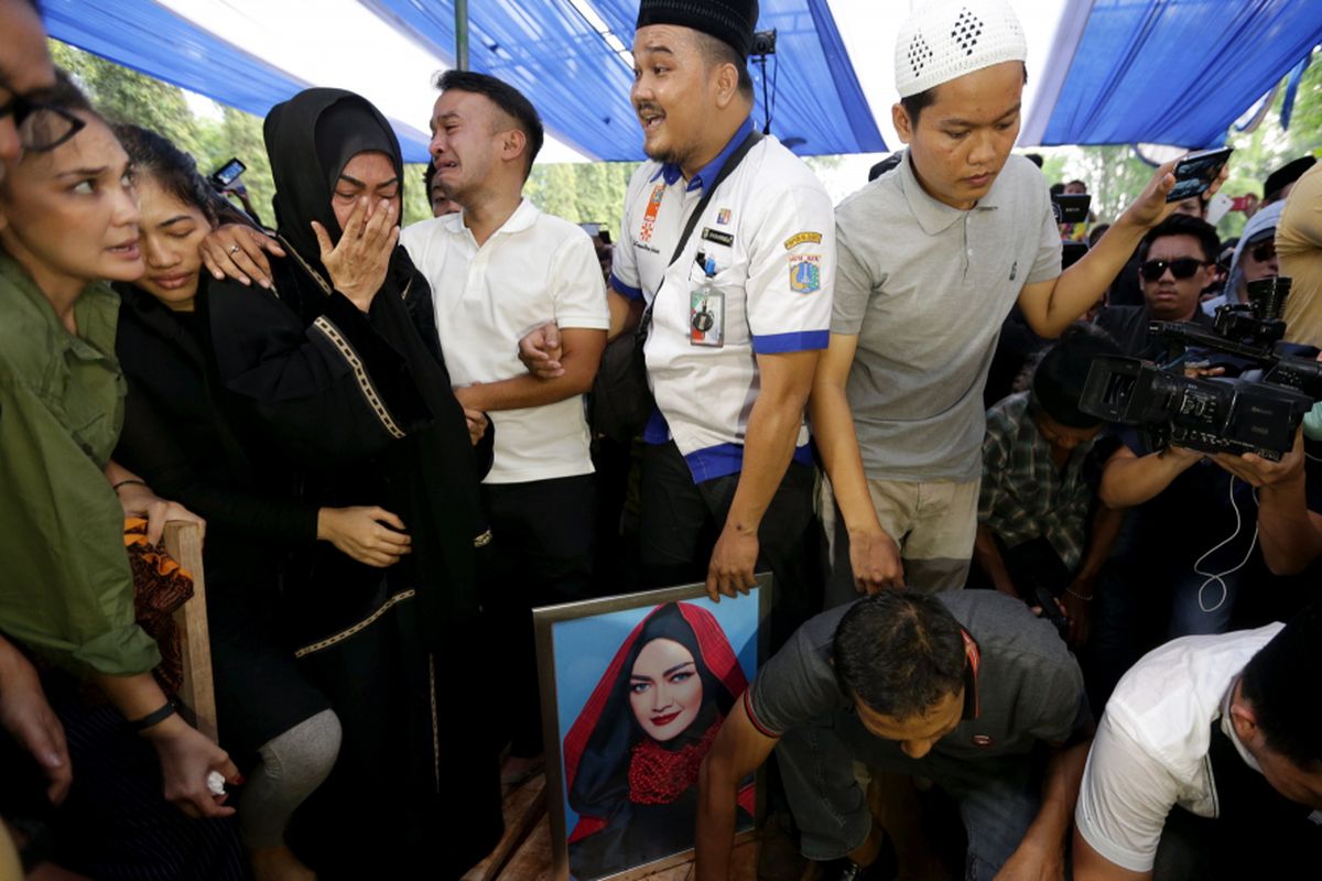 Suasana pemakaman jenazah artis peran dan penyanyi dangdut Julia Perez di TPU Pondok Ranggon, Jakarta Timur, Sabtu (10/6/2017). Julai Perez meninggal akibat menderita kanker serviks stadium empat. KOMPAS IMAGES/KRISTIANTO PURNOMO