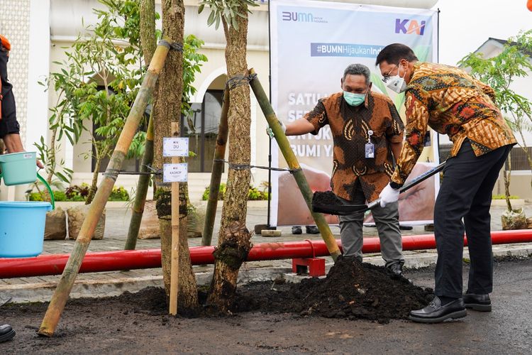 Program penanaman pohon dalam program Tanggung Jawab Sosial dan Bina Lingkungan PT Kereta Api Indonesia (Persero). 