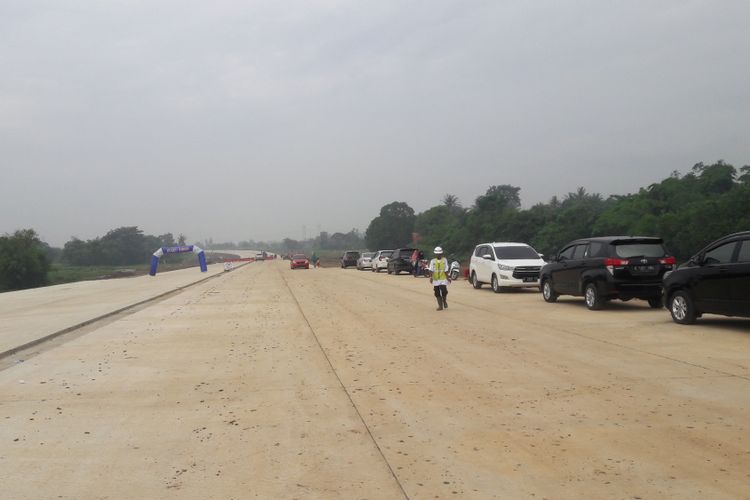 Penampakan Jalan tol Serang - Panimbang di KM 1, Kecamatan Walantaka, Kota Serang, Sabtu (2/3/2019). Seksi satu sepanjang 26,5 kilometer ditargetkan rampung November 2019 mendatang.
