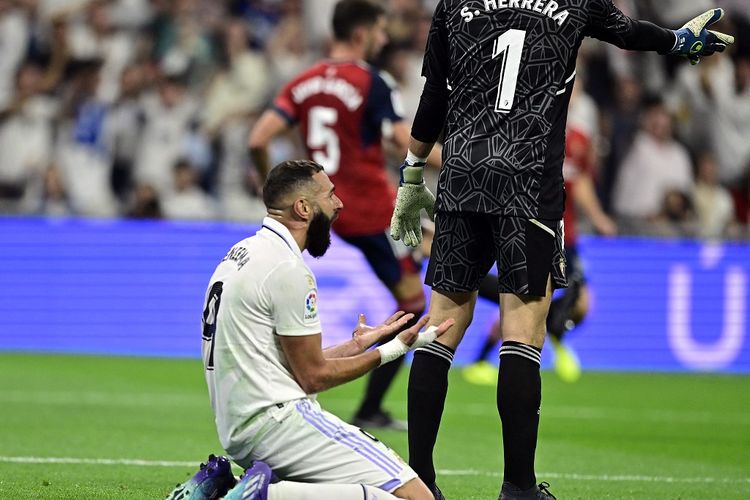 Ekspresi penyerang Real Madrid Karim Benzema dalam laga lanjutan Liga Spanyol musim 2022-2023 kontra Osasuna yang berlangsung di Stadion Santiago Bernabeu, Madrid, pada Senin (3/10/2022) dini hari WIB. Laga Real Madrid vs Osasuna berakhir imbang 1-1. Alhasil, Real Madrid gagal menggusur Barcelona dan tertahan di peringkat kedua klasemen Liga Spanyol 2022-2023.