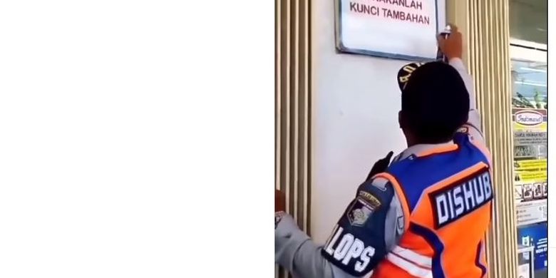 Berita Terkini Harian Petugas Dishub Hapus Tulisan Parkir Gratis Di