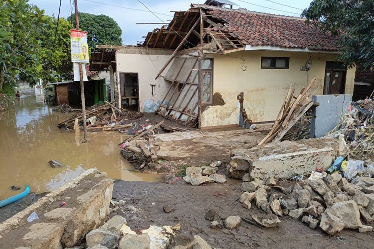 Kustini (40) warga Kampung Lamajang Peuntas, Desa Citeureup, Kecamatan Dayeuhkolot, Kabupaten Bandung, Jawa Barat, saat menunjukkan posisi motor miliknya yang hilang akibat diterjang banjir bandang pada Kamis lalu