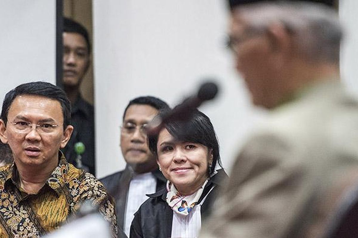 Gubernur DKI Jakarta Basuki Tjahaja Purnama (kedua kiri) menghadiri sidang lanjutan kasus dugaan penodaan agama di auditorium Kementerian Pertanian, Jakarta, Selasa (21/2/2017). Sidang lanjutan tersebut beragenda mendengarkan keterangan empat orang saksi yaitu Wakil Rais Aam Pengurus Besar Nahdlatul Ulama ( PBNU) yang juga sebagai Ahli agama Islam KH Miftahul Akhyar, ahli agama Yunahar Ilyas, ahli hukum pidana Majelis Ulama Indonesia (MUI) Abdul Chair dan ahli pidana Universitas Islam Indonesia Yogyakarta Mudzakkir.
 