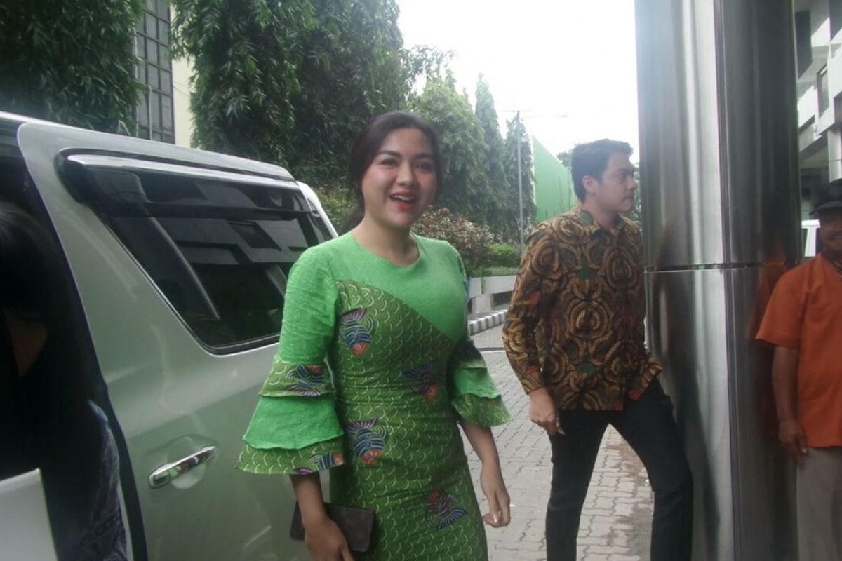 Vicky Shu tiba di Bareskrim Polri, Jakarta Pusat, untuk diperiksa sebagai saksi kasus First Travel, Senin (2/10/2017