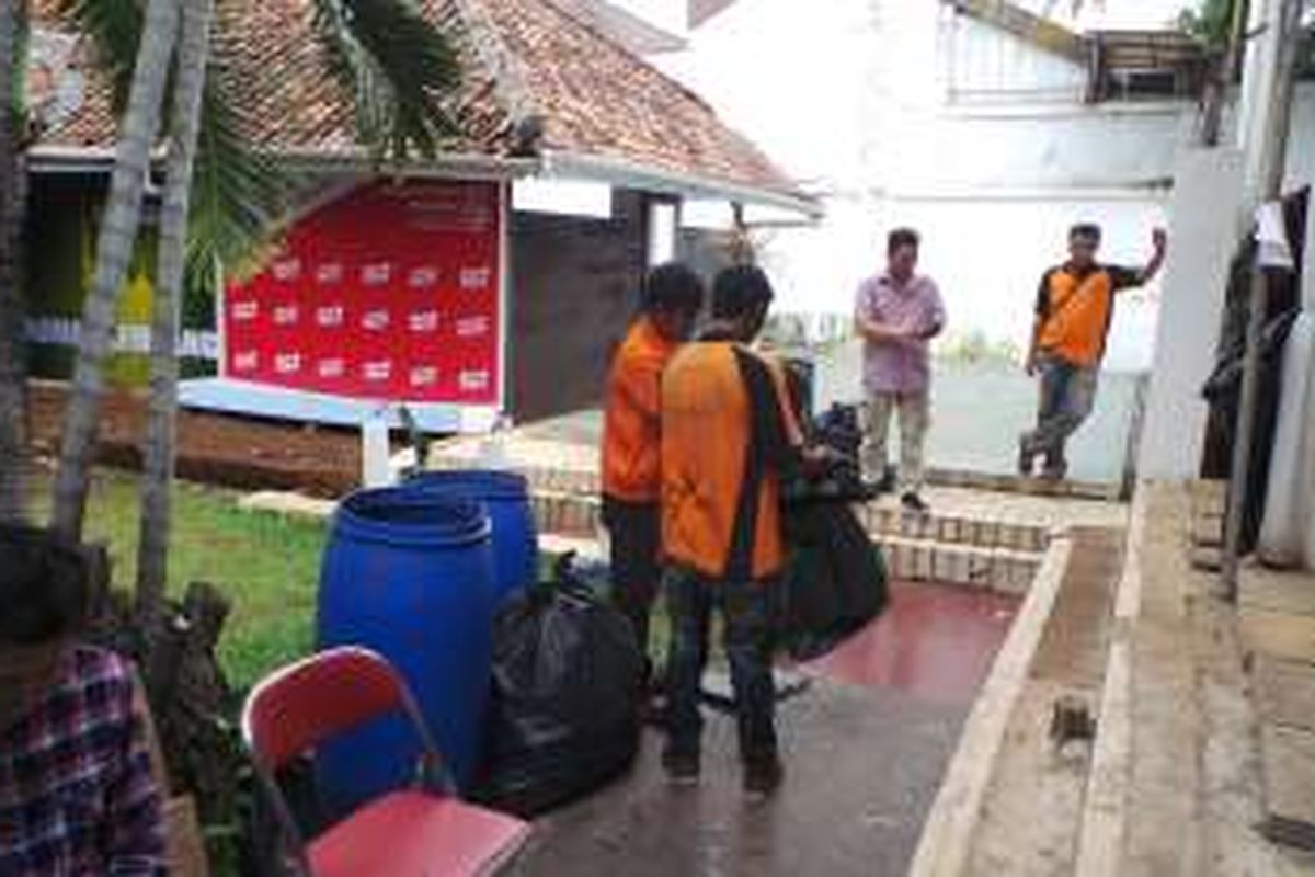 Pasukan oranye terlihat bersih-bersih di lokasi calon gubernur DKI Jakarta Basuki Tjahaja Purnama atau Ahok berkampanye di dalam Rumah Lembang, Menteng, Jakarta Pusat, Senin (21/11/2016).
