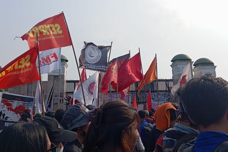 Mahasiswa Kembali Demo di Depan Gedung DPR RI, Bawa Spanduk 