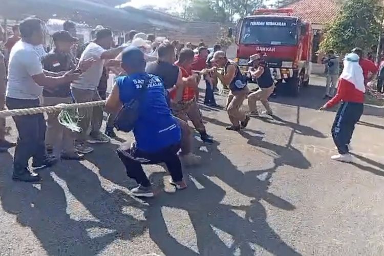 Unik, Tarik Tambang Lawan Armada Damkar 10 Ton Meriahkan Lomba Agustusan di Bangkalan