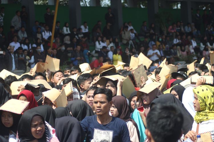 Aksi dorong mewarnai antrian ribuan pencari kerja yang mencari peruntungan di Cianjur Job Fair 2019 di Lapang Prawatasari, Joglo, Cianjur, Jawa Barat, Selasa (25/06/2019)
