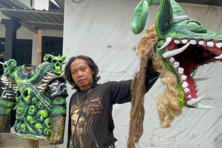 Berkah Agustusan, Mijek Sulap Kardus dan Busa Bekas Jadi Kostum Karnaval