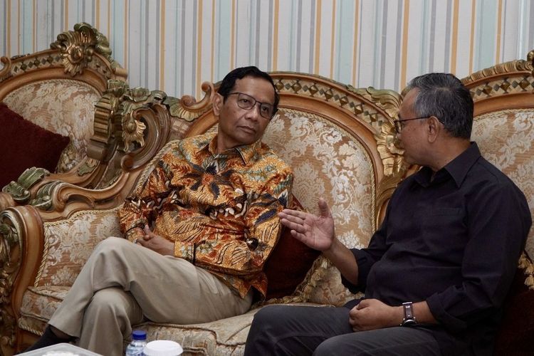 Cawapres Mahfud MD saat tiba di Bandara Radin Intan II Lampung, Kamis (25/1/2024).