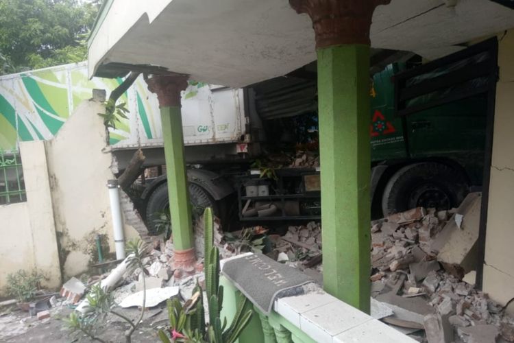 Kondisi rumah warga Trowulan, Kabupaten Mojokerto, Jawa Timur, rusak parah akibat tertabrak truk trailer di dalan raya Jombang - Surabaya, Senin (7/12/2020).