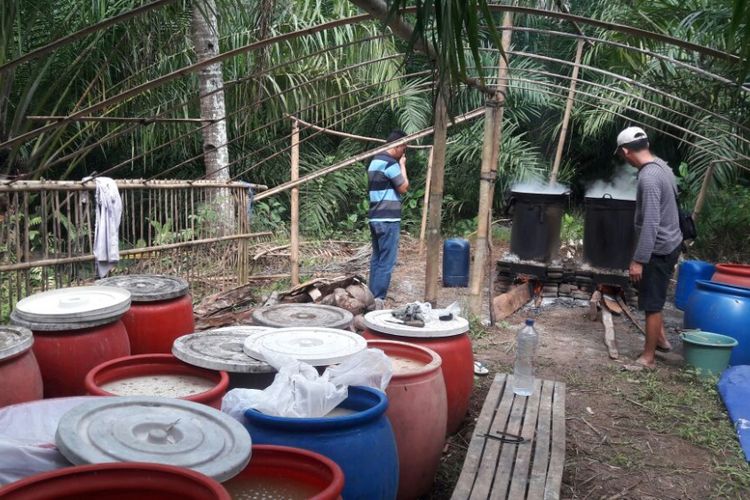 Rumah industri pembuatan minuman keras jenis trobas di Dusun Sumberpelus RT 12 RW 5 Desa Sindurejo, Kecamatan Gedangan, Kabupaten Malang yang digrebek polisi pada Kamis (12/4/2018)