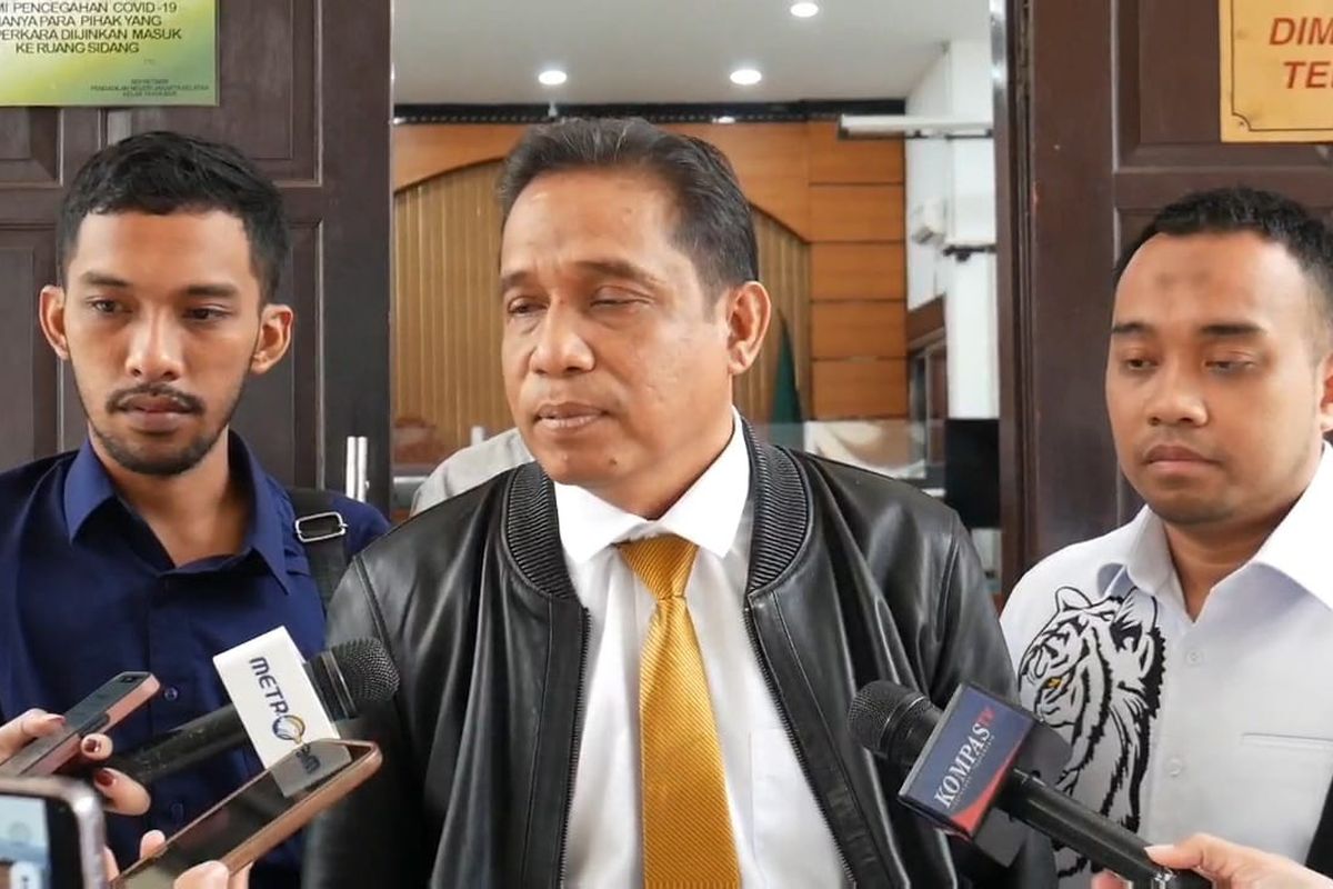 Ian Iskandar, Kuasa hukum mantan Ketua KPK Firli Bahuri saat ditemui wartawan di Pengadilan Negeri Jakarta Selatan, Selasa (30/1/2024).