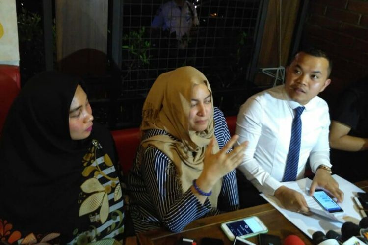 Kuasa hukum Vanessa Angel, M. Zakir Rasyidin (kanan) dan Jane Shalimar (tengah) memberikan keterangan dalam jumpa pers klarifikasi kabar penangkapan Vanessa di Kalibata City, Pancoran, Jakarta Selatan, Senin (7/1/2019).