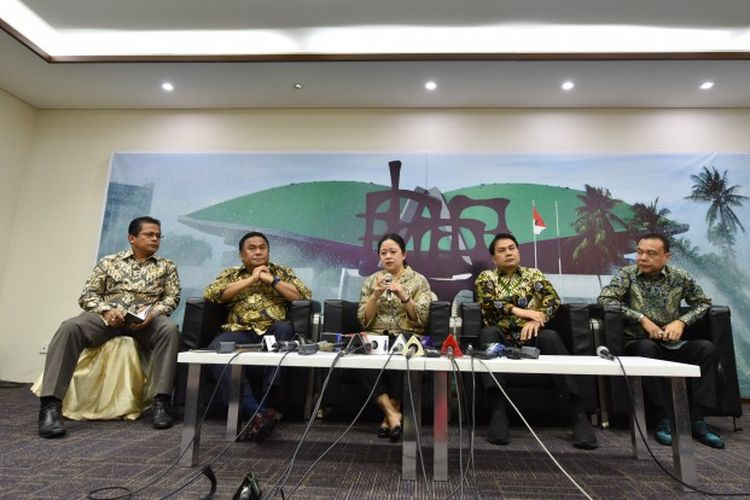 Pimpinan DPR RI  didampingin oleh Sekjen DPR RI Indra Iskandar saat konferensi pers sebelum on the spot tinjau keamanan parlemen.