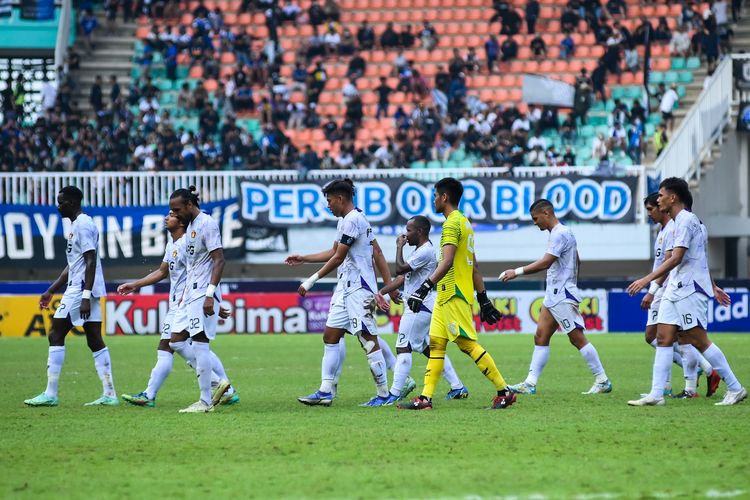 Para pemain Persik Kediri yang hendak meninggalkan lapangan dalam pertandingan pekan ke-29 Liga 1 2022-2023 antara Persib Bandung vs Persik Kediri, Rabu (8/3/2023) di Stadion Pakansari, Cibinong, Kabupaten Bogor. 