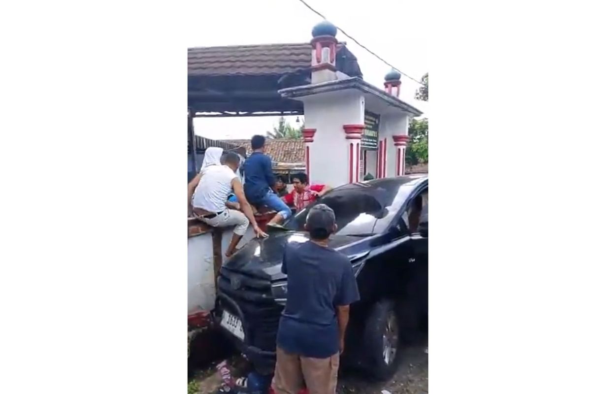 Mobil Ahmad Mursidi, Kepala Dinas Penanaman Modal dan Pelayanan Terpadu Satu Pintu (DPMPTSP) Kabupaten Pandeglang, menabrka kerumuman anak SD pada Kamis (30/4/2026) pagi.