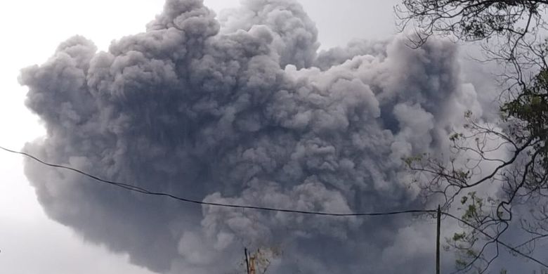 Gunung Semeru meletus pada Sabtu (16/1/2021). 
