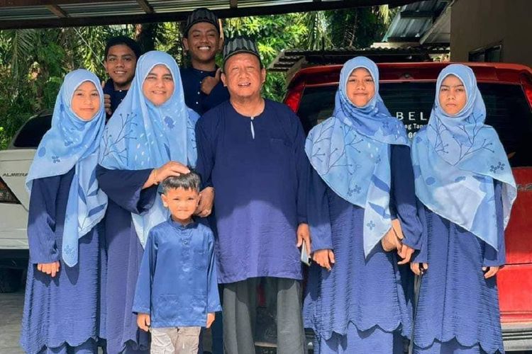 Abdur Rahman (berdiri belakang kanan) bersama anggota keluarganya yang tewas dalam kecelakaan di Segamat.