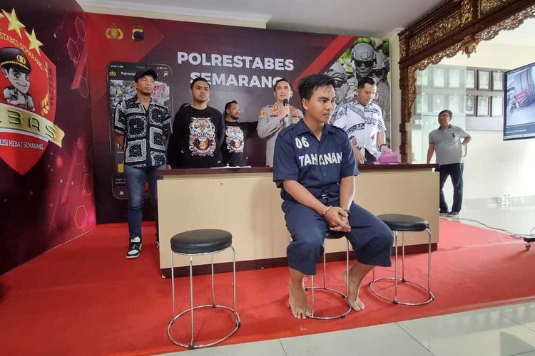 Pelaku pencurian mobil inova di Hotel Ha Ka Semarang menghadiri jumpa pers di Mapolrestabes Semarang, Jumat (24/2/2023).
