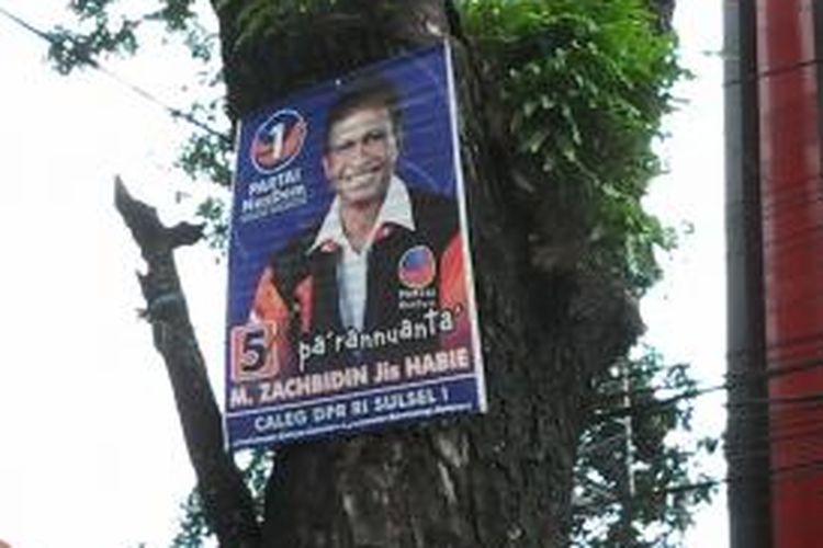 Baliho tersangka narkoba Zachbidin Jis Habie sebagai calon legislator dari partai Nasdem kembali tersebar dan menempel di pohon-pohon taman Kota Makassar.