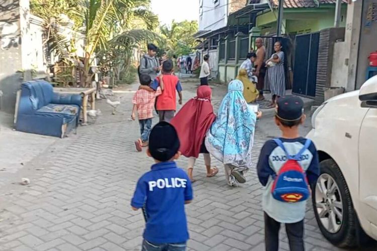 Warga di lingkungan Irigasi Kota Mataram berlarian keluar rumah, membawa anak anak merek keluar ketika gempa 5,8 SR yang terpusat di Kuta Bali terasa sampai Lombok.