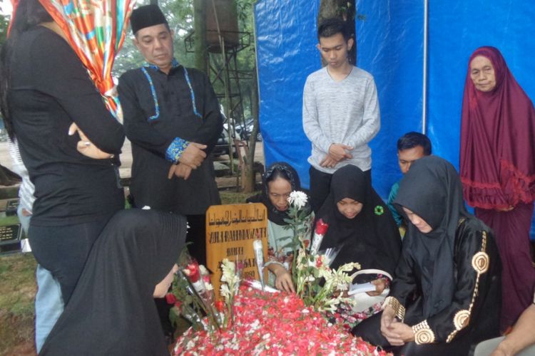 Keluarga nyekar ke makam Julia Perez di TPU Pondok Ranggon, Jakarta Timur, Selasa (13/6/2017) pagi.