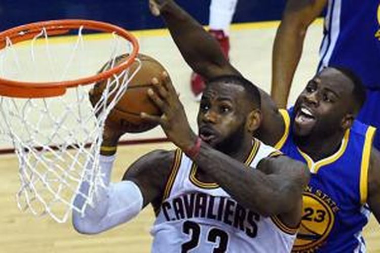 LeBron James (kiri) dan Draymond Green bertarung dalam game keenam Final NBA 2014-15 di Cleveland, Ohio, AS, Selasa (16/6/2015) waktu setempat. 