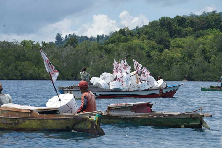 Masyarakat nelayan Desa Kadoda, Kabupaten Tojo Una-Una memasang tanda dilarang tangkap Gurita di titik titik yang sudah ditentukan, Senin (17/10/2022). 