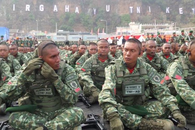 Gladi bersih HUT ke-70 TNI di Dermaga Indah Kiat, Cilegon, Banten, Sabtu (3/10/2015)