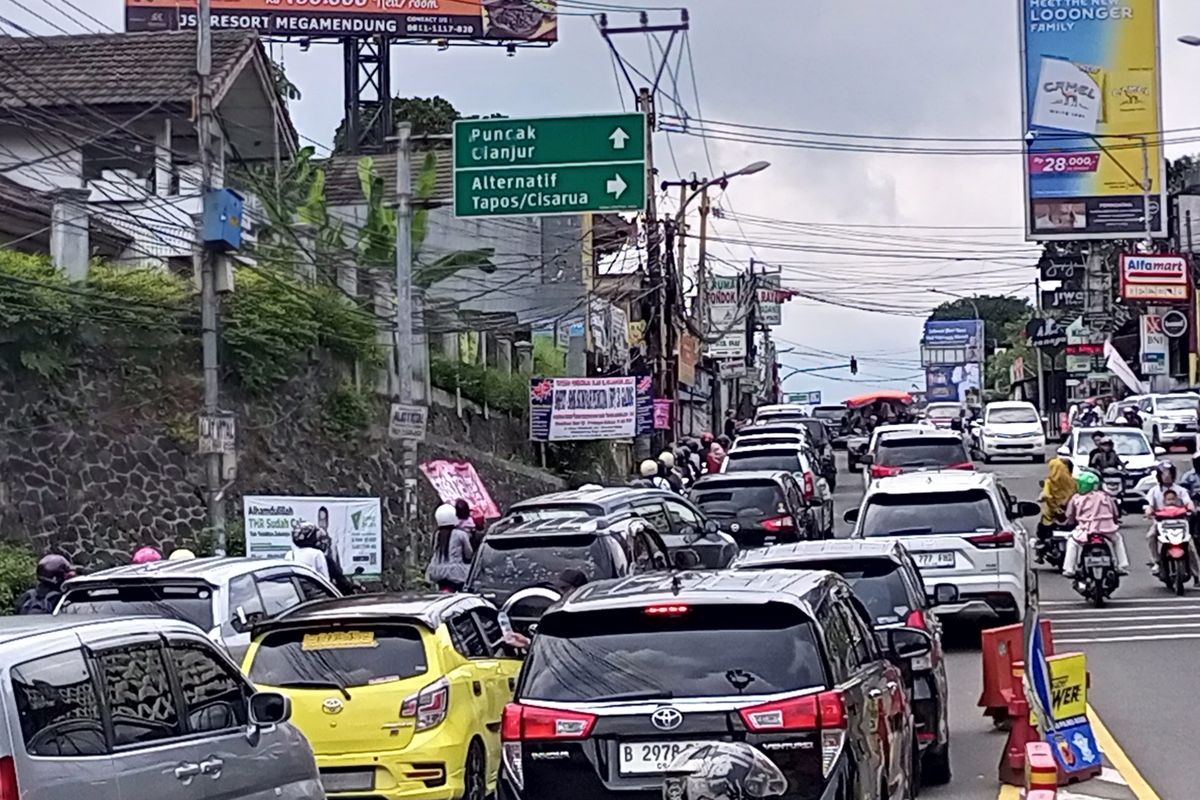 Kondisi arus lalu lintas kendaraan di kawasan wisata Puncak, Bogor, Jawa Barat, Kamis (11/4/2024) siang.