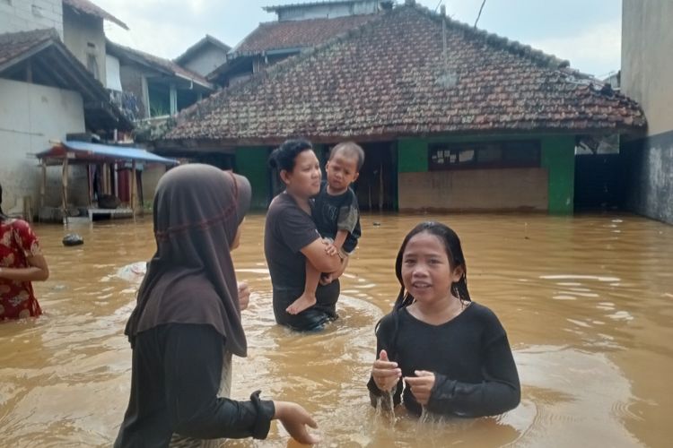 (Ilustrasi) akibat tanggul Sungai Cikeruh jebol, dua permukiman warga terendam air setinggi satu meter lebih, Selasa (19/4/2022)