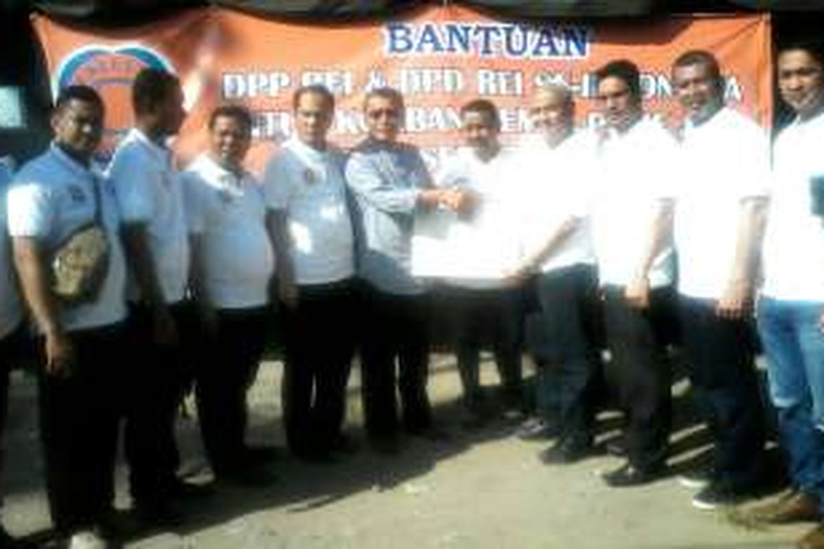 Pada Jumat (16/12/2016) pekan lalu Ketua Umum Dewan Pengurus Pusat Persatuan Perusahaan Realestat Indonesia (DPP REI) Soelaeman Soemawinata dan para anggota REI Aceh sudah menyerahkan bantuan logistik kepada Wakil Bupati Pidie Jaya Said Mulyadi, di Pendopo Bupati Pidie Jaya.