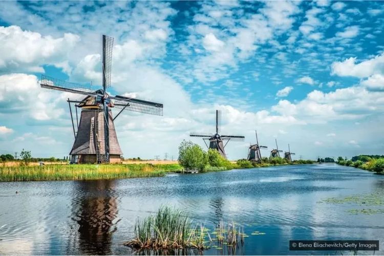 Belanda menahan air laut dengan sistem rumit yang terdiri atas kincir angin, kanal, tanggul, dan bukit pasir.