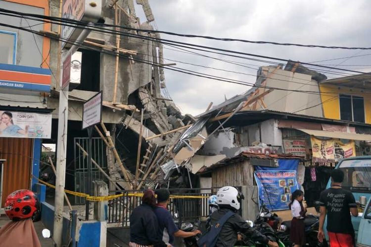 Bangunan tiga lantai di Jalan Pisangan Baru Tengah, Matraman, Jakarta Timur, yang roboh, Selasa (11/2/2020).
