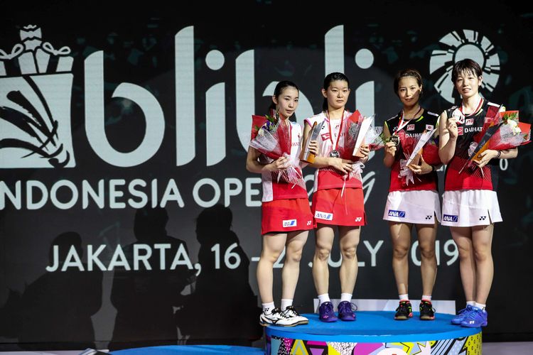 Pebulu tangkis ganda putri Jepang Sayaka Hirota dan Yuki Fukushima menerima piala dalam final Blibli Indonesia Open 2019 di Istora Gelora Bung Karno, Jakarta, Minggu (21/7/2019). Yuki dan Sayaka berhasil menjadi juara usai mengalahkan Misaki dan Ayaka dengan 21-16, 21-18.