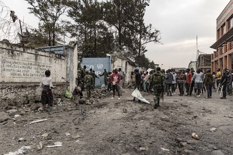 Gambar ini diambil di Goma pada 26 Juli 2022 menunjukkan tentara Kongo melakukan intervensi ketika para demonstran melakukan protes di luar pangkalan PBB dari misi penjaga perdamaian PBB di Republik Demokratik Kongo, MONUSCO. - Tiga penjaga perdamaian Perserikatan Bangsa-Bangsa dan sedikitnya 12 demonstran tewas dalam meningkatnya protes anti-PBB di timur DR Kongo, kata para pejabat Selasa.
Kemarahan telah dipicu oleh persepsi bahwa MONUSCO, misi PBB di Republik Demokratik Kongo (DRC), gagal berbuat cukup untuk menghentikan serangan oleh kelompok-kelompok bersenjata. 