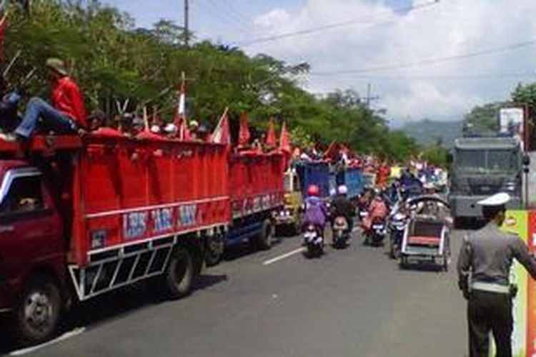 Ratusan petani Sempu, Kecamatan Ngancar, Kabupaten Kediri, Jawa Timur berunjukrasa di halaman kantor Badan Pertanahan Nasional di jalan Veteran Kota Kediri, Kamis (28/3/2013). 