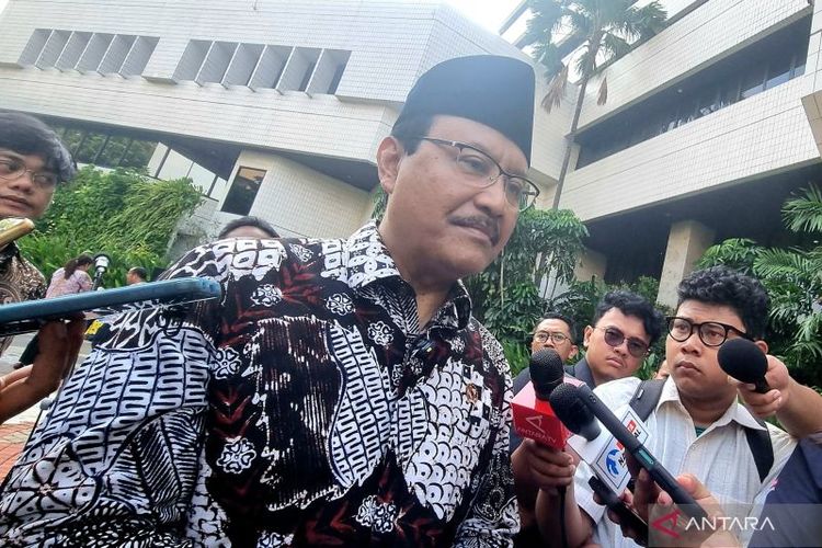 Menteri Sosial (Mensos) Saifullah Yusuf melakukan tanya jawab dengan media mengenai Sekolah Rakyat usai melakukan kegiatan apel pertama usai libur lebaran di Kantor Kemensos Salemba, Jakarta pada Selasa (8/4/2025). 
