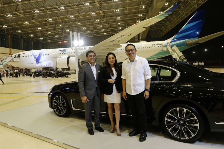 Vice President Sales BMW Group Indonesia, Bayu Riyanto, Director of Communications BMW Group Indonesia, Jodie Otania, dan Direktur Utama Garuda Indonesia Ari Askhara saat peluncuran pesawat terbaru Garuda Indonesia A330-900 NEO di hanggar 2 GMF Aero Asia, Bandara Soekarno Hatta, Tangerang, Banten, Rabu (27/11/2019). Garuda Indonesia dan BMW bekerjasama menghadirkan program penjualan inovatif dari The New 7 dengan 120.000 point Garuda Miles pada peluncuran pesawat terbaru Garuda Indonesia A330-900 NEO.