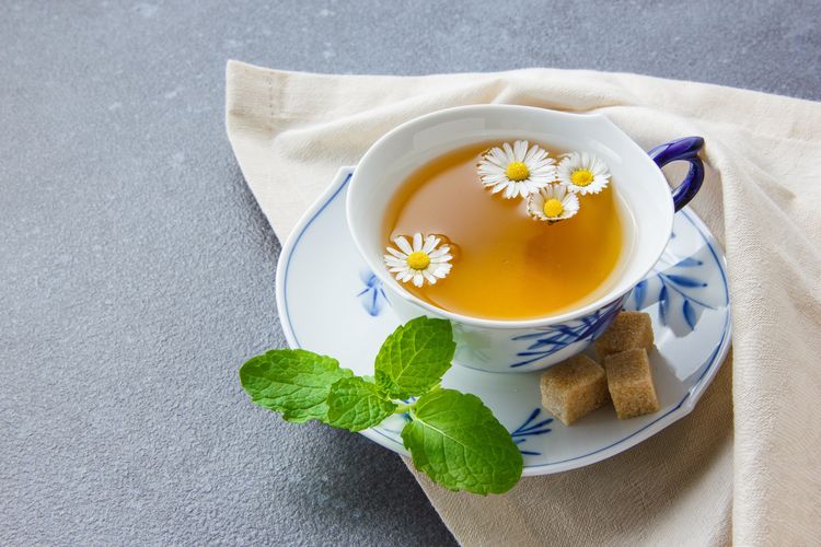 Ilustrasi teh chamomile untuk membantu membakar lemak saat tidur.