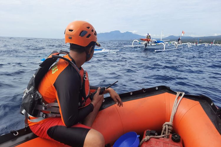 Proses evakuasi nelayan yang mengalami kecelakaan laut, di Perairan Kubu, Kabupaten Karangasem, Provinsi Bali, Rabu (10/8/2022).